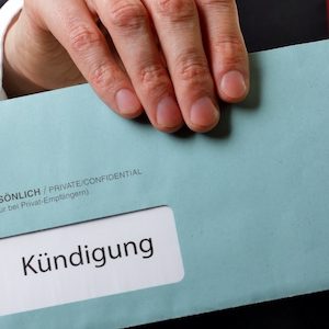 Mann übergibt Brief mit Kündigung