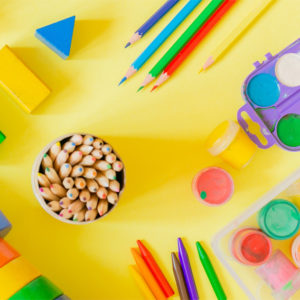Kinderspielzeug auf Tisch