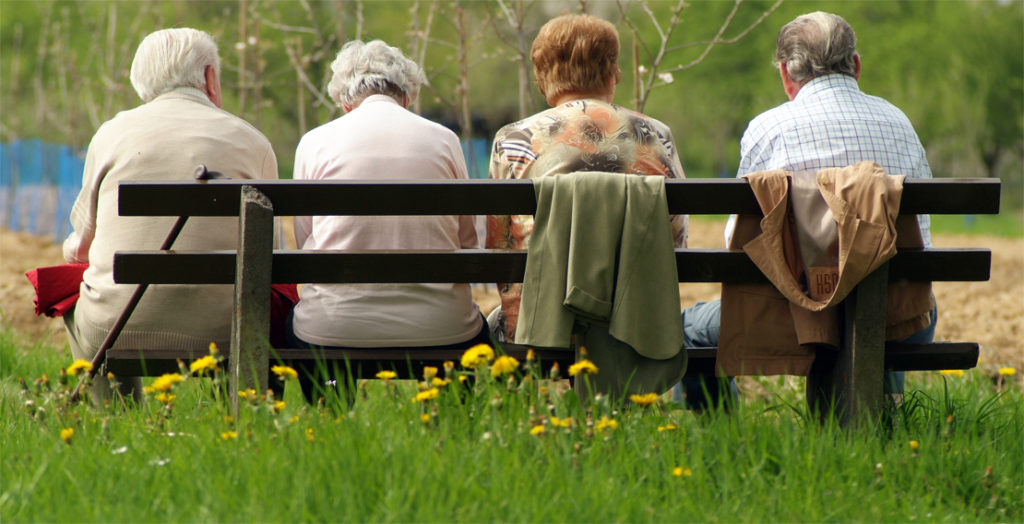 Rentner auf einer Parkbank