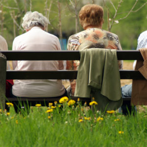 Rentner auf einer Parkbank