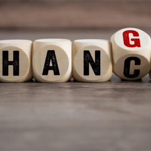Würfel mit Aufschrift Change beziehungsweise Change