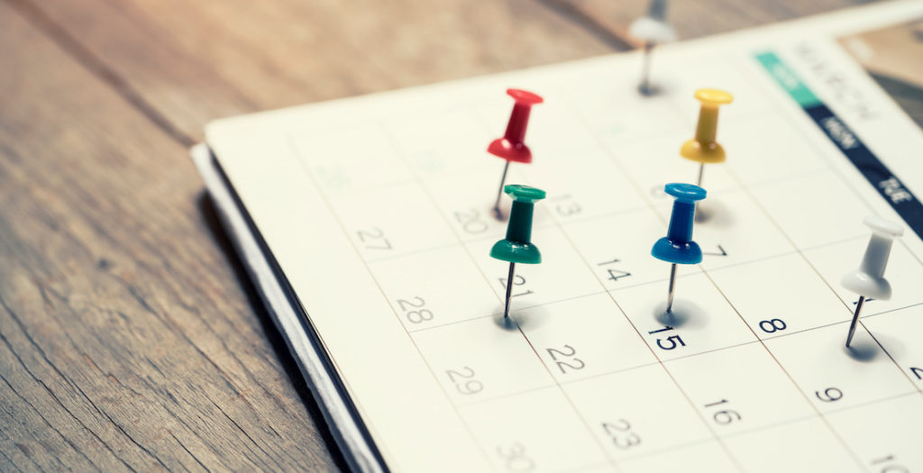 Kalender mit Stecknadeln