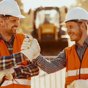 Zwei Facharbeiter beim Handschlag