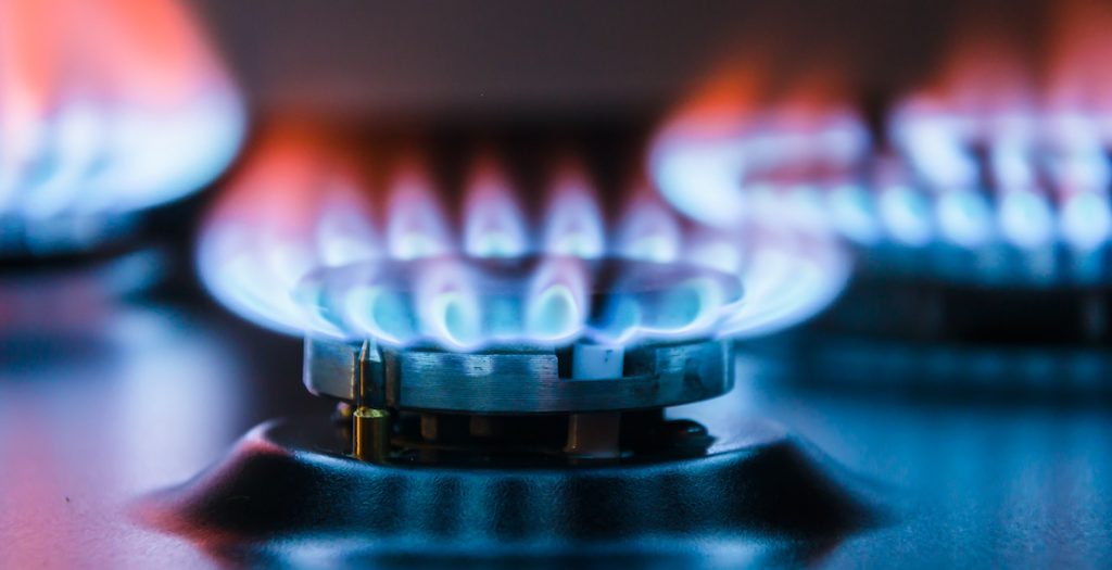 Gasflammen brennen auf Gasherd