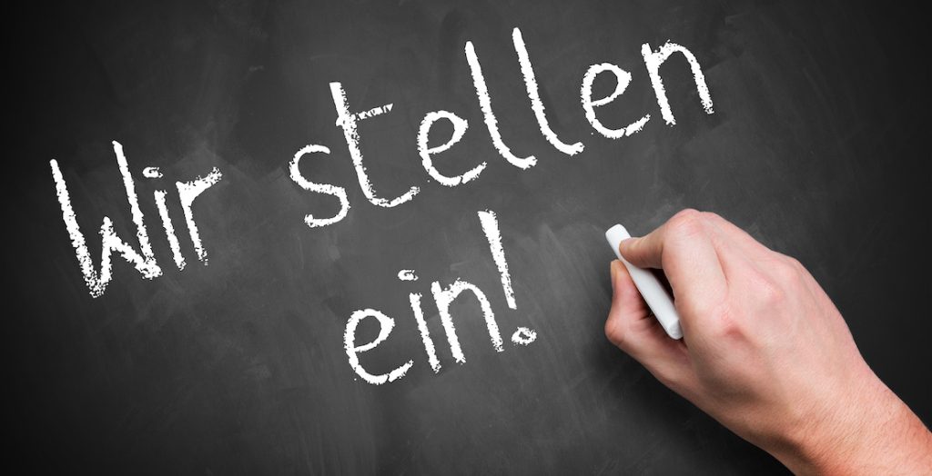 Tafel mit der Aufschrift "Wie stellen ein!"