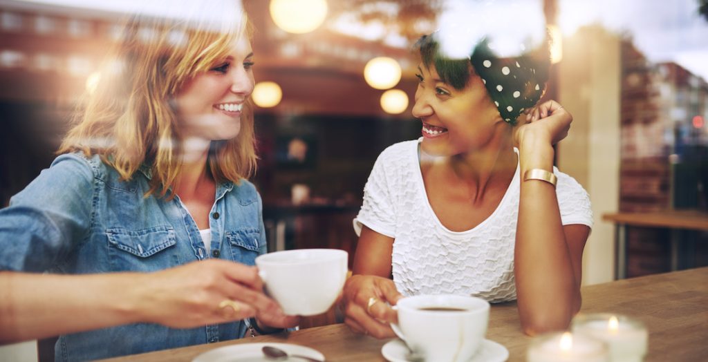 Zwei Frauen genießen einen Kaffee