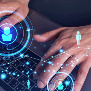 Hände tippen auf einem Laptop.