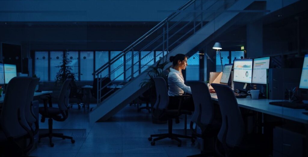 Mitarbeiterin spät abends im Büro