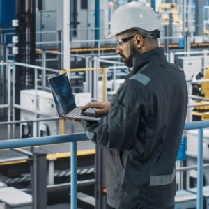 Blue-Collar-Fachkraft am Laptop