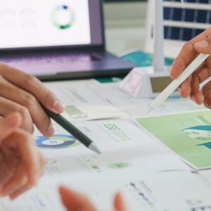 Hände mit Stift zeigen auf ESG-Report.