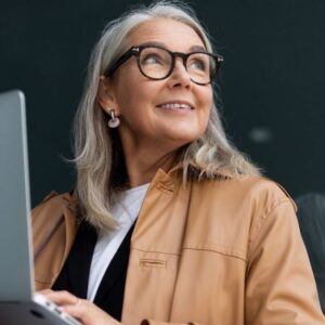 Seniorin unterwegs mit Laptop