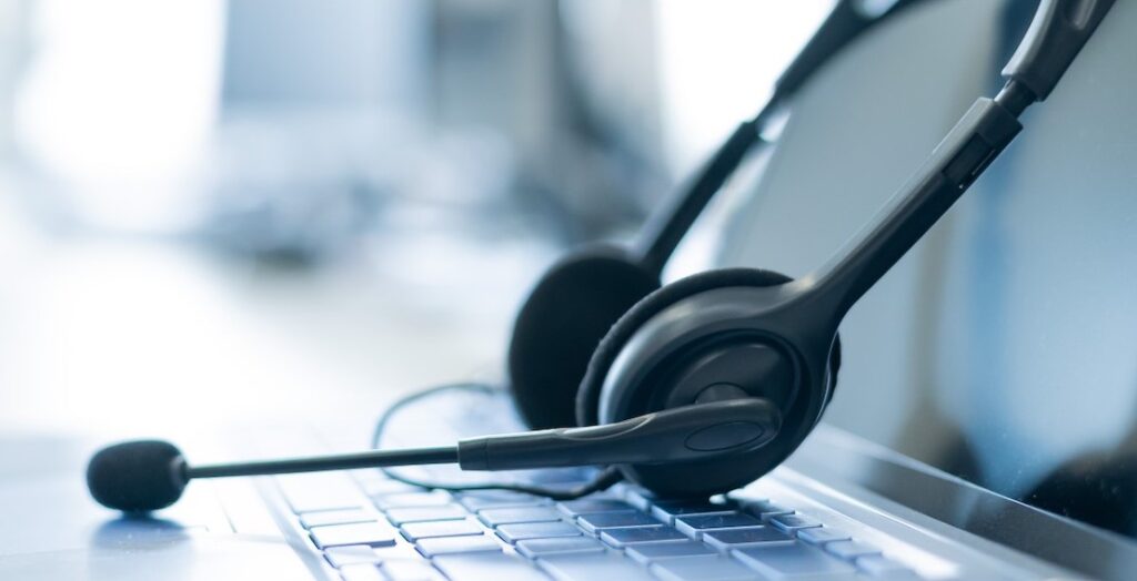 Headset liegt auf einer Laptop-Tastatur.