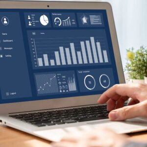 Hände bedienen Laptop mit Grafiken auf dem Display.