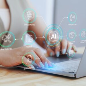 Hände am Laptop; eine virtuelle AI-Grafik liegt transparent darüber.