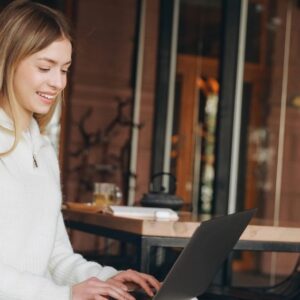 Junge Frau am Laptop in einem Café